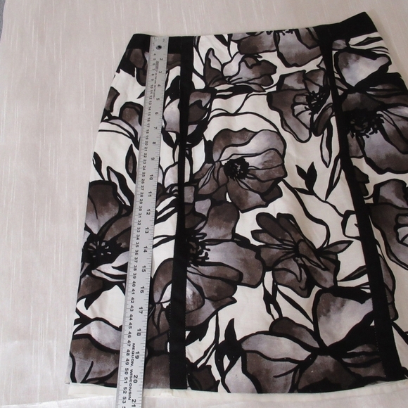 FLORAL Premise linen/Rayon blend size 4 skirt - Picture 6 of 10
